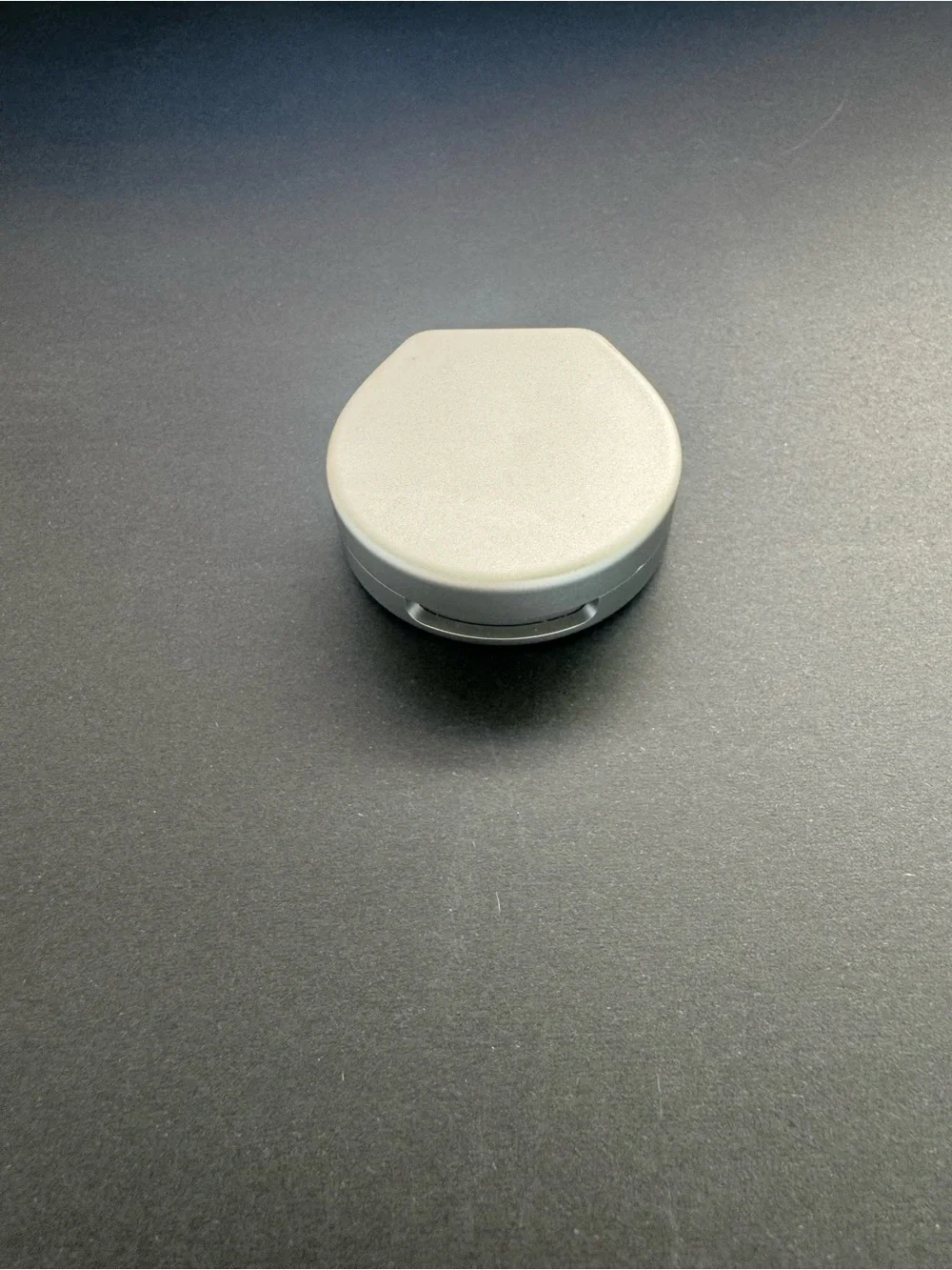 Oura Silver and Dark Gray Round Charging Case